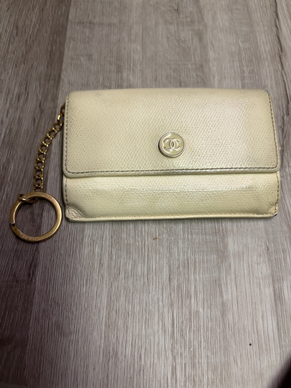 CHANEL Cream Leather Keyring Wallet with Gold CC Emblem - Picture 1 of 7